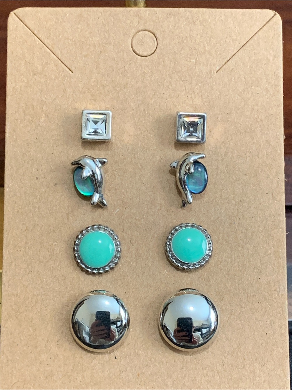 4 pairs of stud earrings